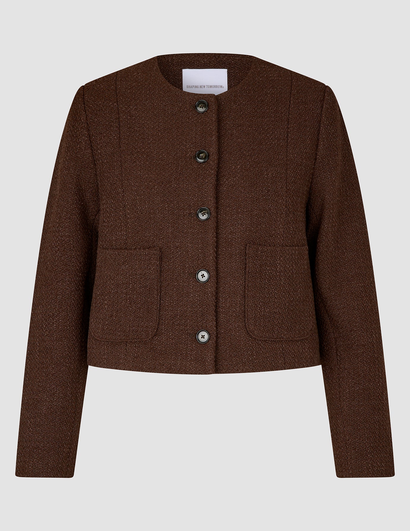 Sorae Short Jacket i Dark Brown, helfigur forfra på model med grå baggrund.